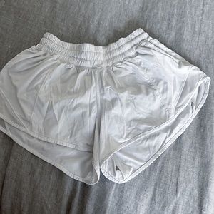 Lululemon 2.5 hotty hot shorts in white